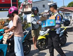 Tak Biasa, Polisi Bagikan Air Mineral di Tengah Antrean SPBU Palopo
