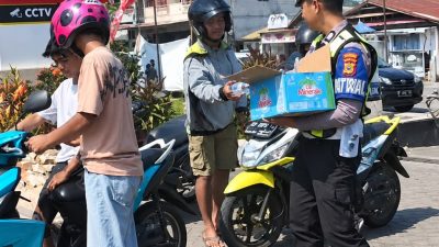 Tak Biasa, Polisi Bagikan Air Mineral di Tengah Antrean SPBU Palopo